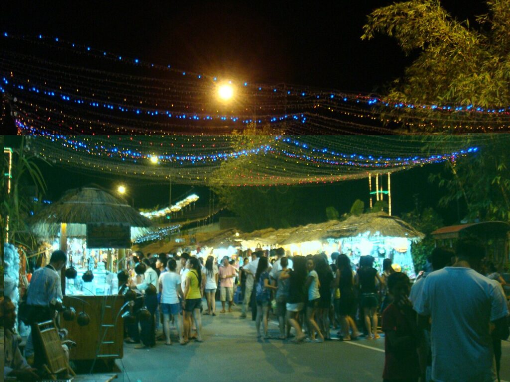 Khu chợ đêm Nha Trang rực rỡ ánh đèn buổi tối
