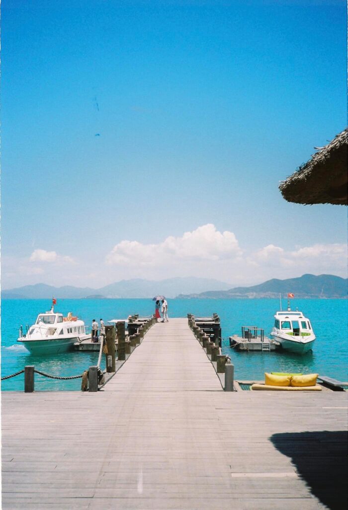 Cầu tàu gỗ và cano đón khách ở vịnh Ninh Vân, khu nghỉ dưỡng Nha Trang