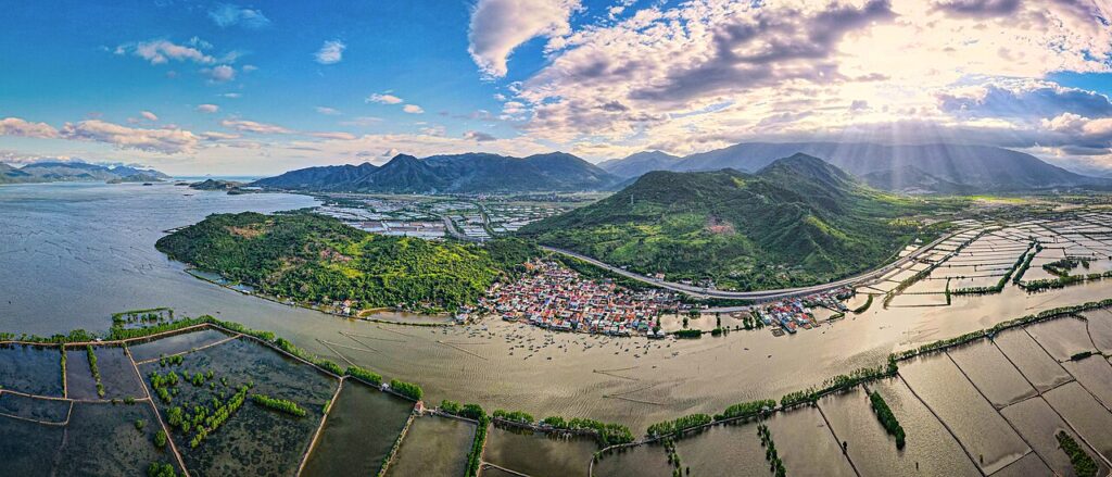 Đầm Nha Phu và núi non phía bắc Nha Trang nhìn từ trên cao