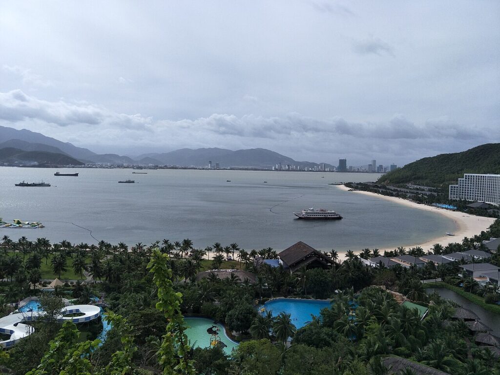 Hồ bơi và bãi biển khu nghỉ dưỡng trên đảo Hòn Tre nhìn về thành phố Nha Trang