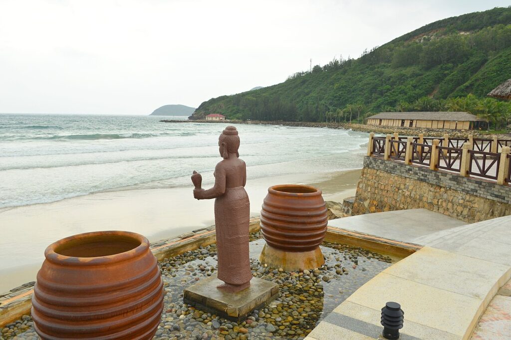 Lối đi ven biển và tượng đá trang trí trong một khu nghỉ dưỡng phía nam Nha Trang