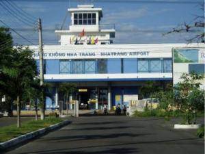 Nhà ga sân bay Nha Trang cũ với tháp điều khiển màu trắng