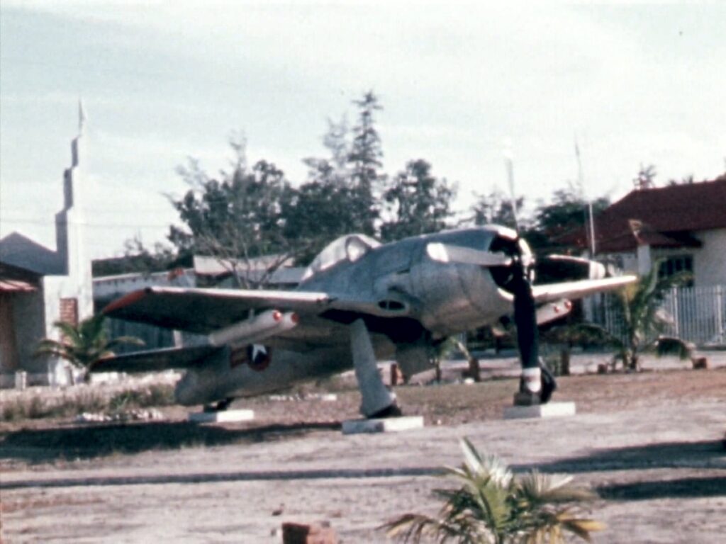 Máy bay cánh quạt cũ đặt trưng bày trong khu sân bay Nha Trang năm 1968