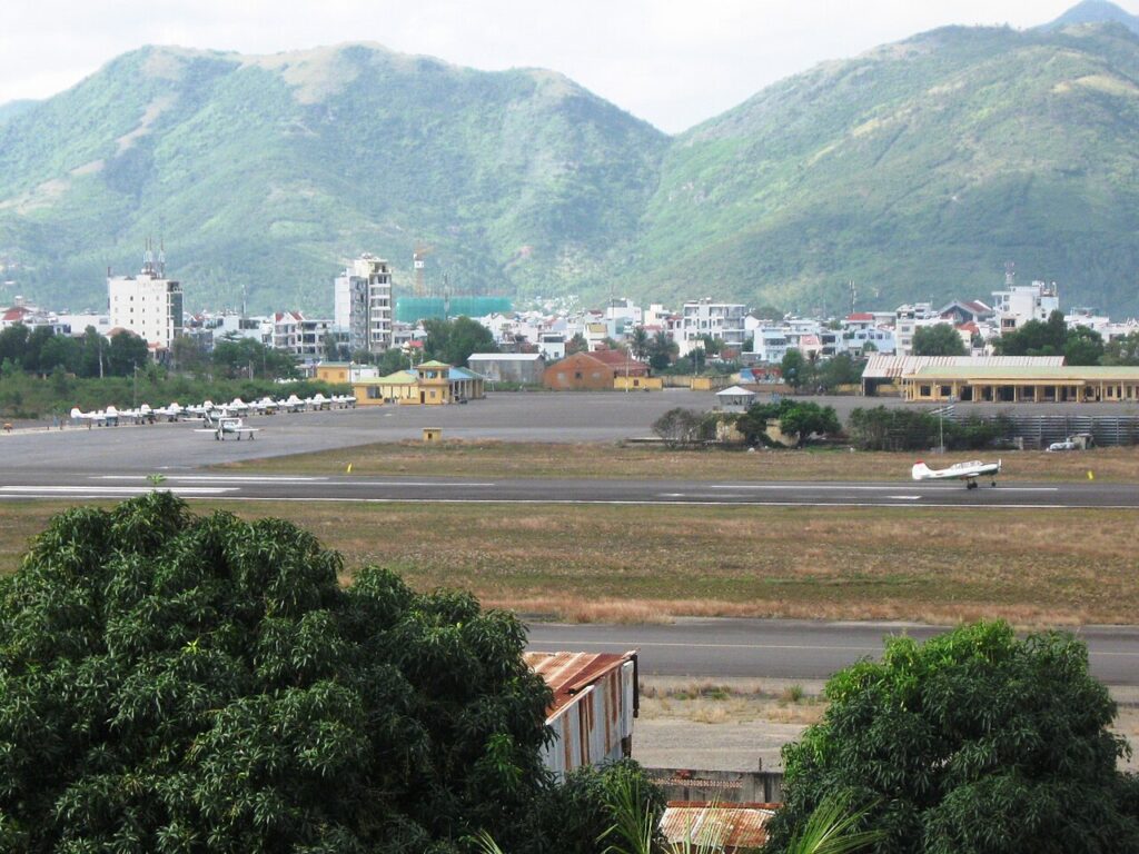 Đường băng sân bay Nha Trang cũ với máy bay huấn luyện, phía sau là núi