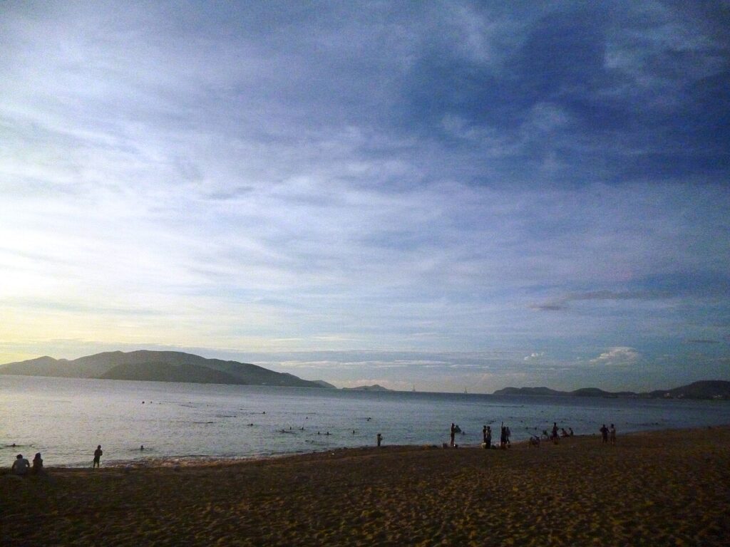 Bãi biển Nha Trang lúc bình minh, du khách tắm biển sớm