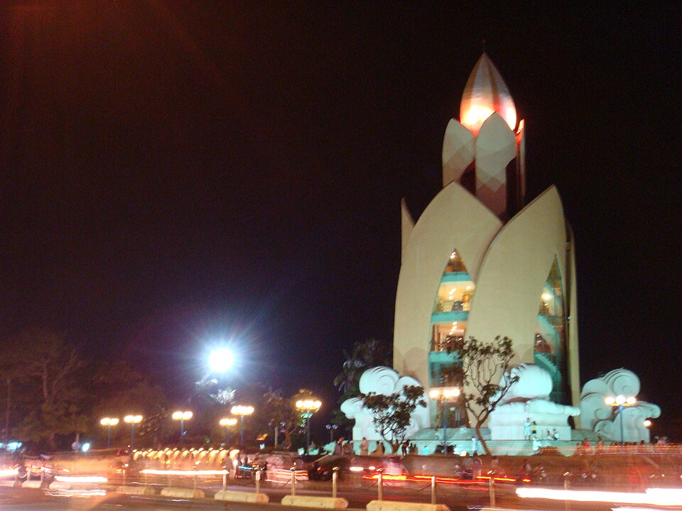Tháp Trầm Hương Nha Trang lên đèn về đêm