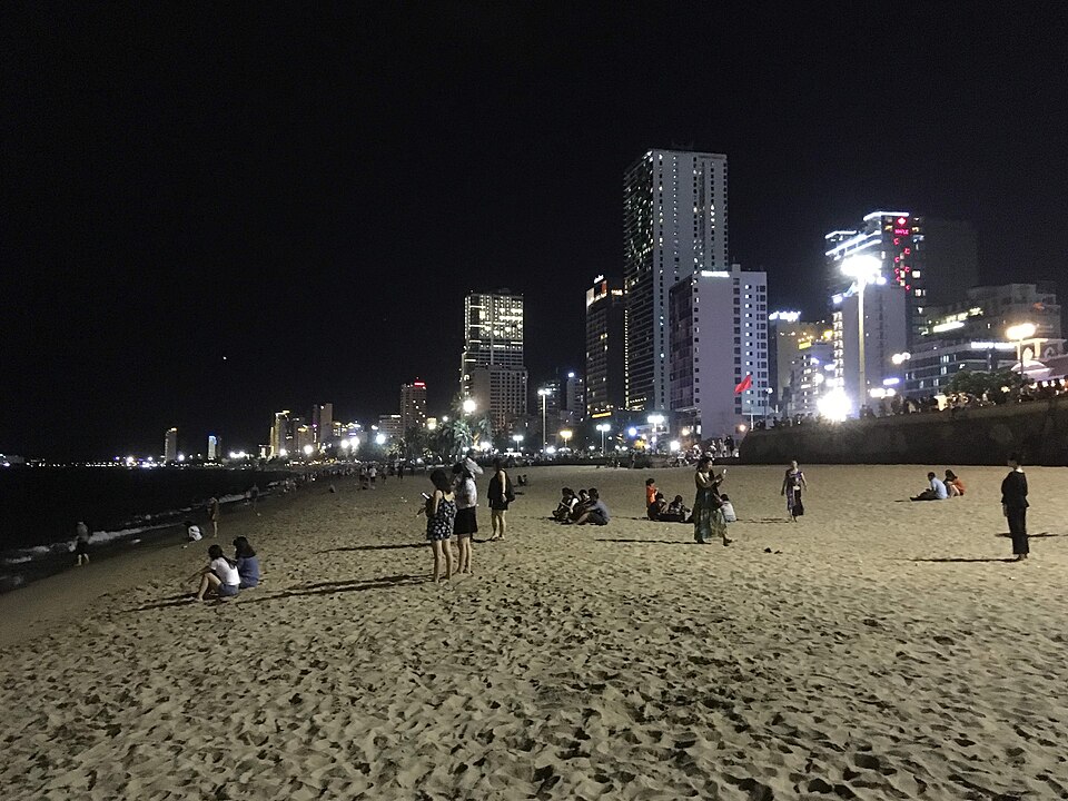 Bãi biển Trần Phú về đêm gần quảng trường 2 4 Nha Trang
