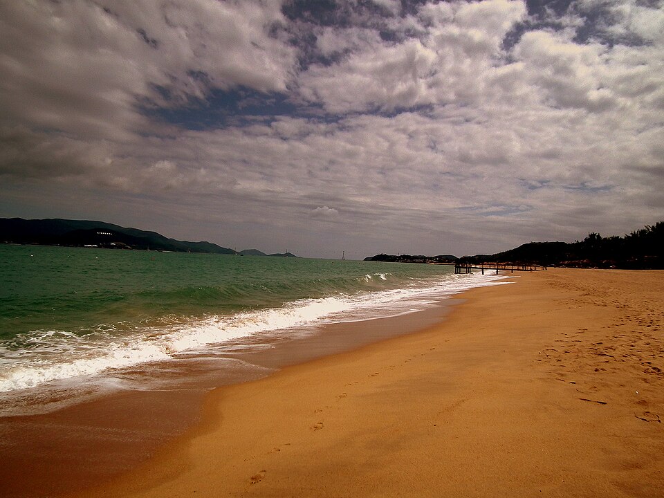 Bãi biển Nha Trang cát vàng và làn nước xanh gần quảng trường