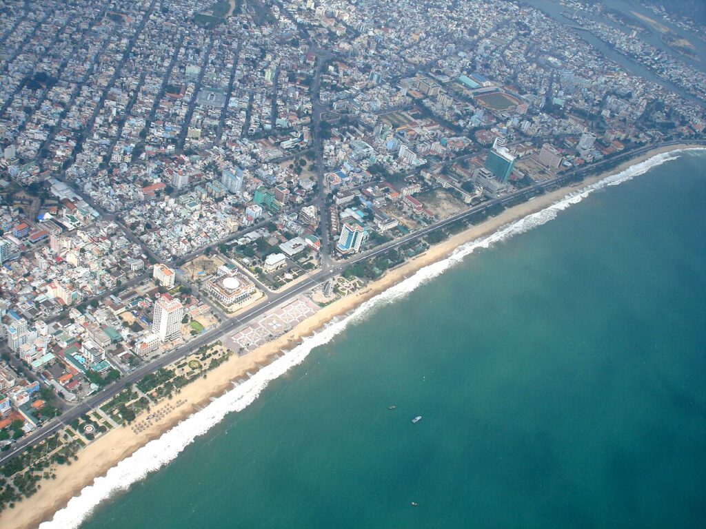 Bờ biển Nha Trang nhìn từ trên cao, dải cát dài và nước biển xanh