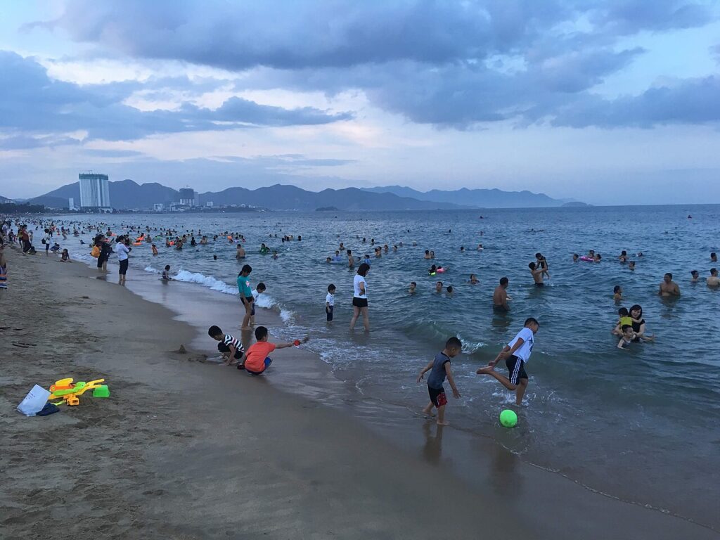 Du khách tắm biển Nha Trang buổi chiều mùa hè