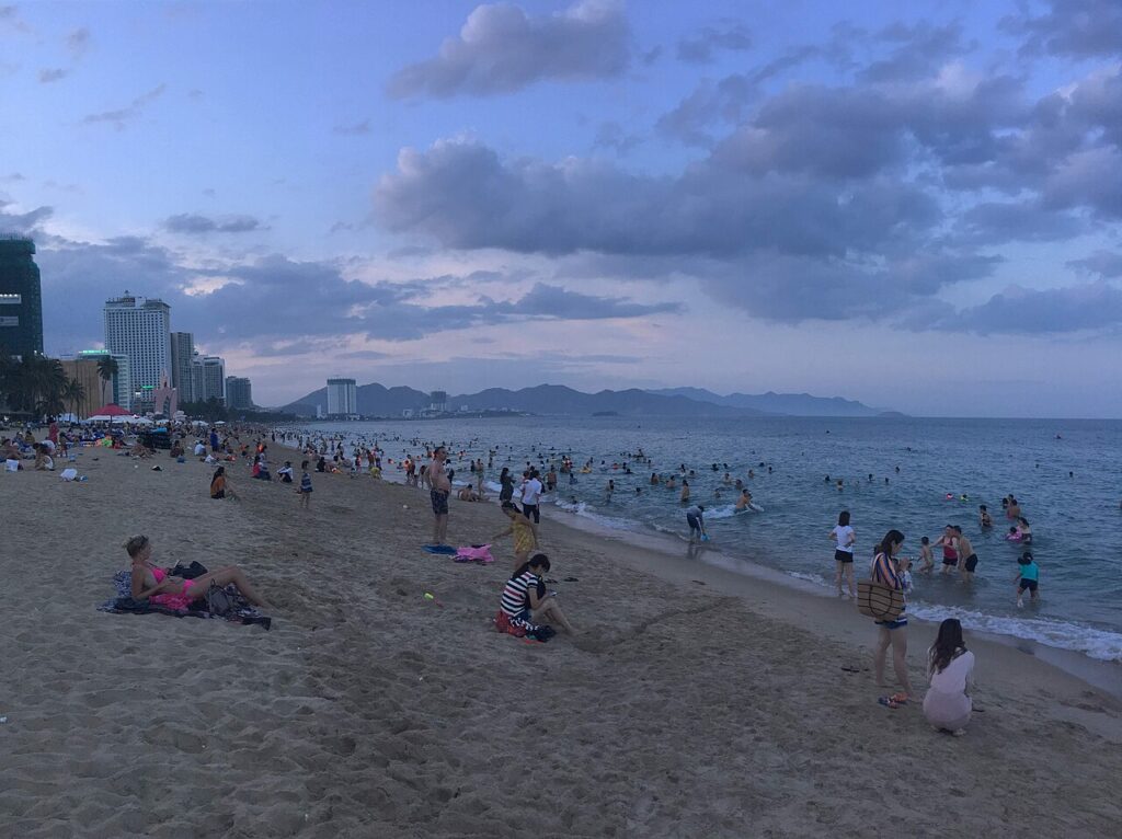 Biển Nha Trang chiều nhiều mây lúc giao mùa