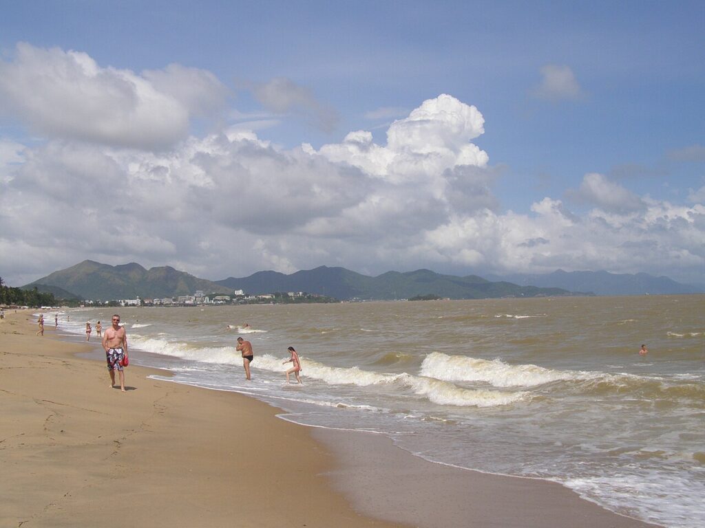 Biển Nha Trang sóng lớn, nước đục khi biển động mùa mưa