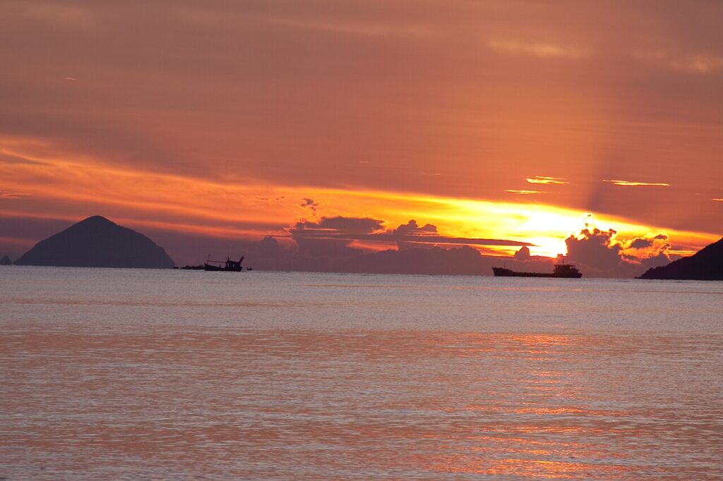Bình minh trên biển Nha Trang, thuyền và đảo xa