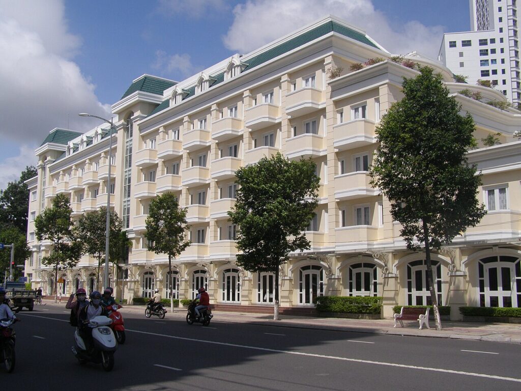 Du khách chạy xe máy trên đường Trần Phú, thuê xe máy Nha Trang