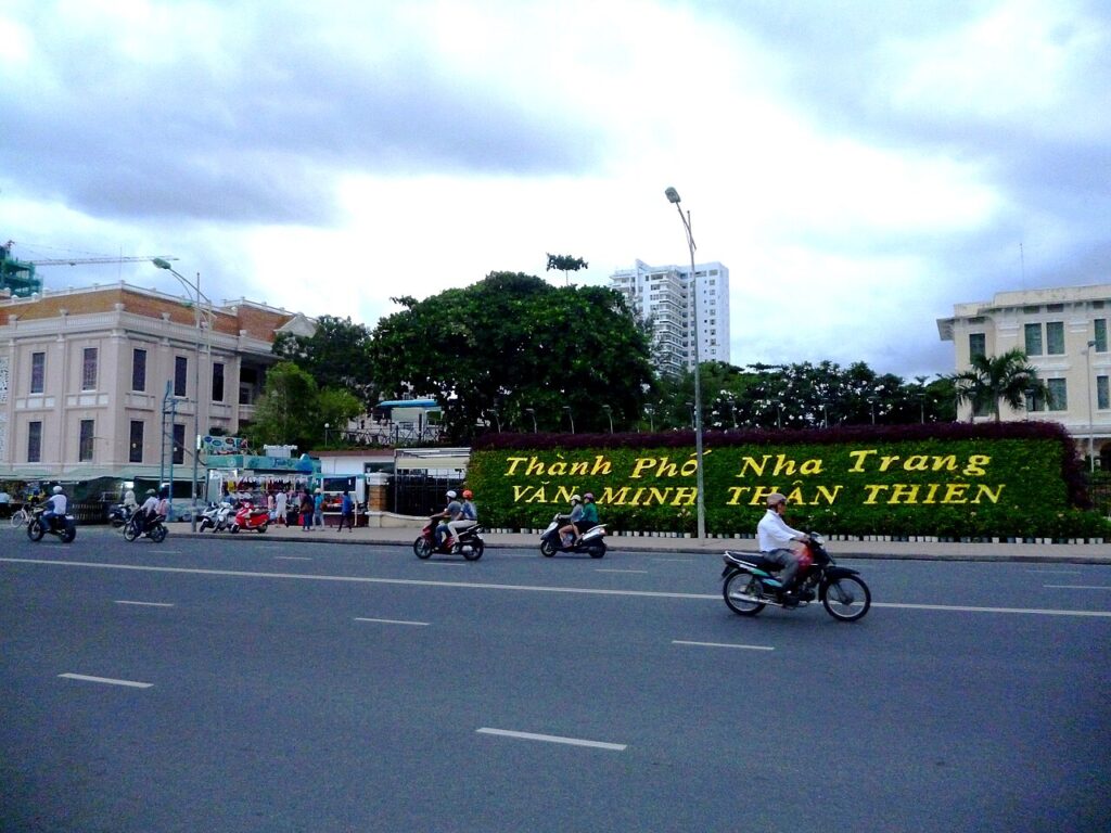 Đường phố trung tâm Nha Trang với xe máy qua lại