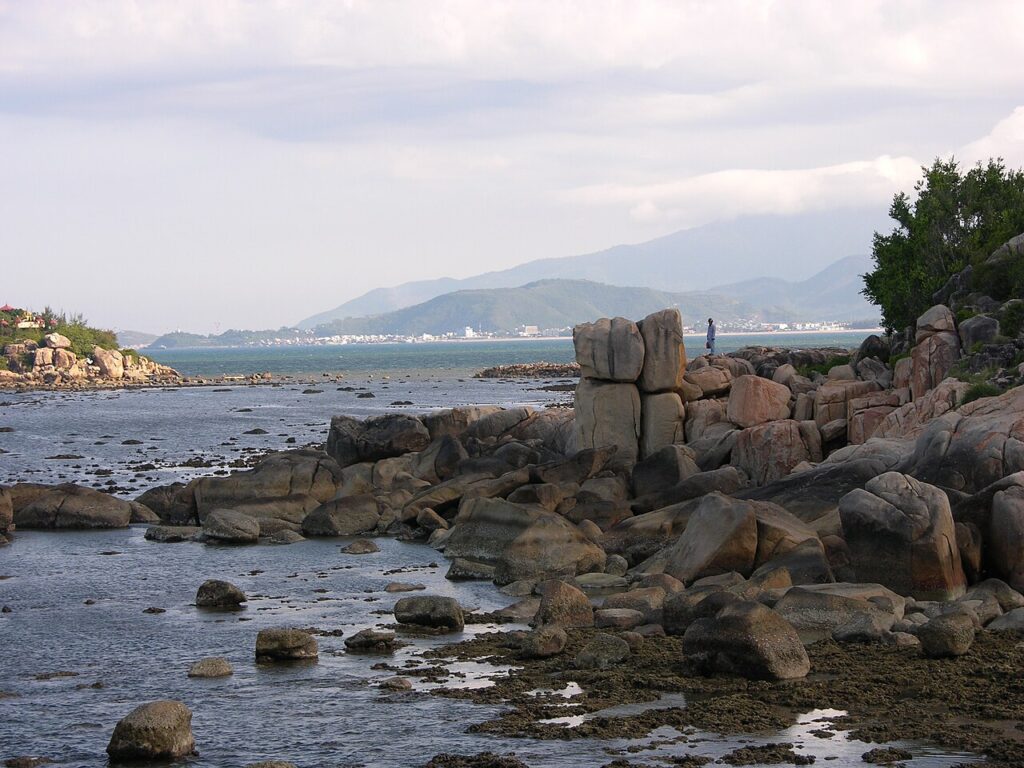 Bãi đá Hòn Chồng Nha Trang nhìn ra biển