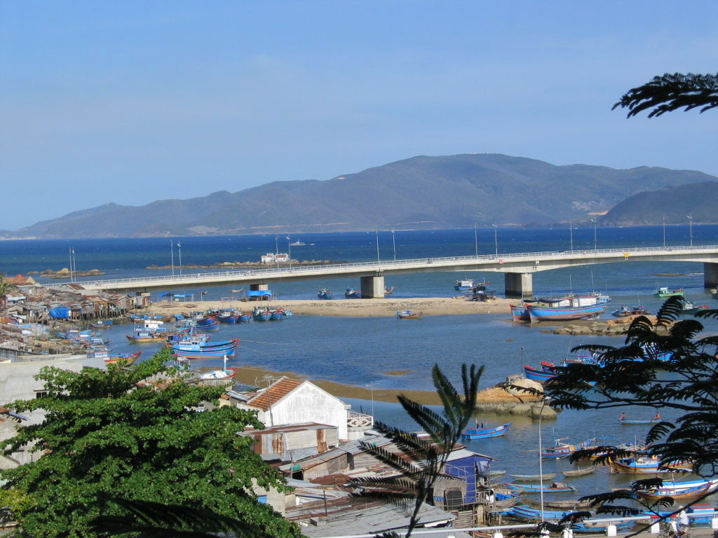 Cầu Trần Phú bắc qua cửa sông Cái, Nha Trang