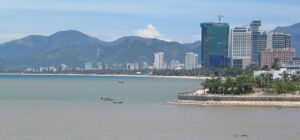 Thành phố biển Nha Trang nhìn từ phía vịnh với dãy núi phía sau