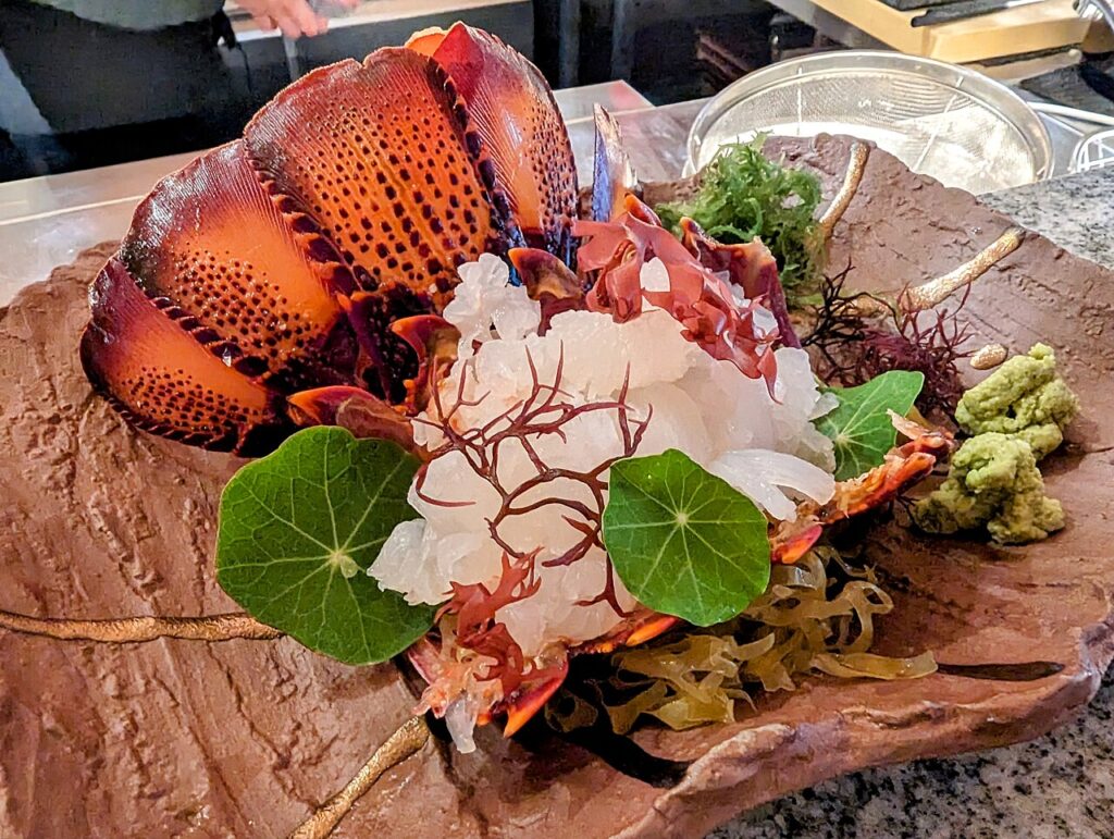 Đĩa gỏi tôm hùm sashimi thái mỏng trang trí cùng rong biển và mù tạt