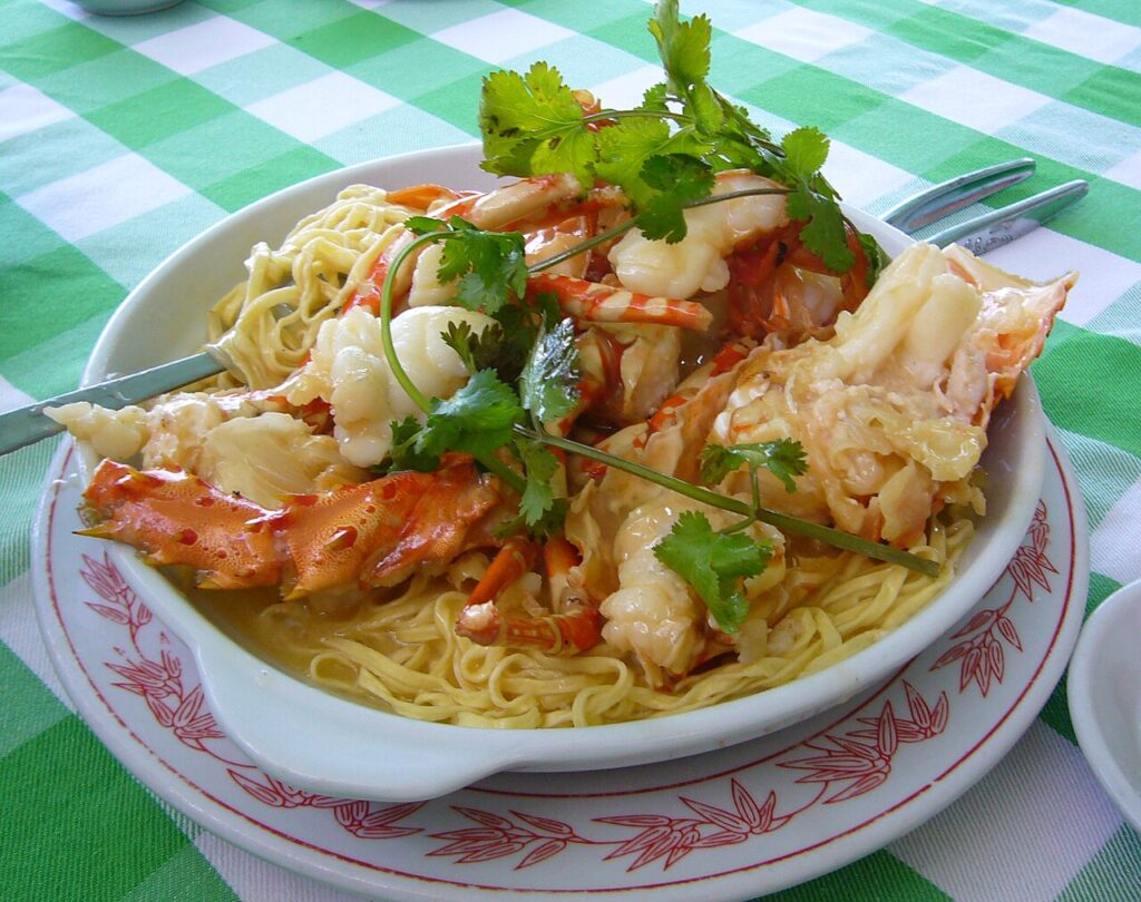 Tô mì tôm hùm với thịt tôm trắng ngần, rau ngò xanh mướt