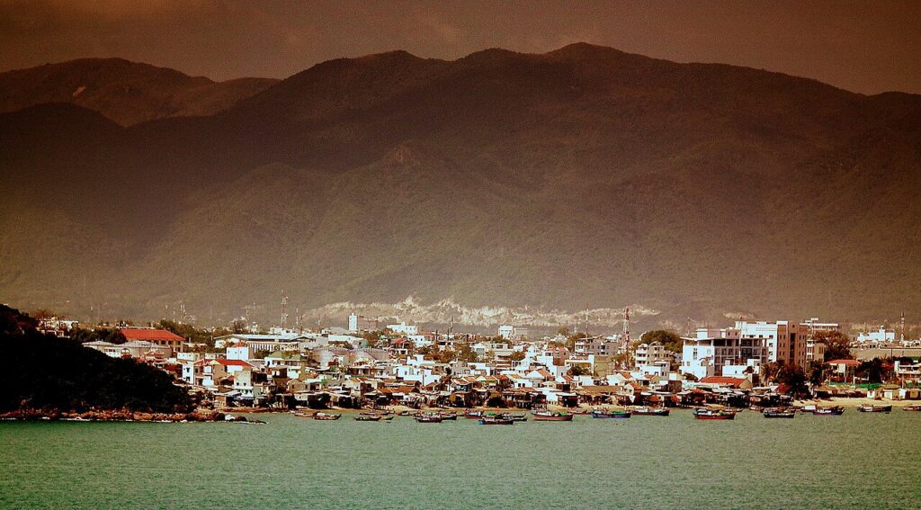Toàn cảnh vịnh Nha Trang với núi non và thành phố ven biển