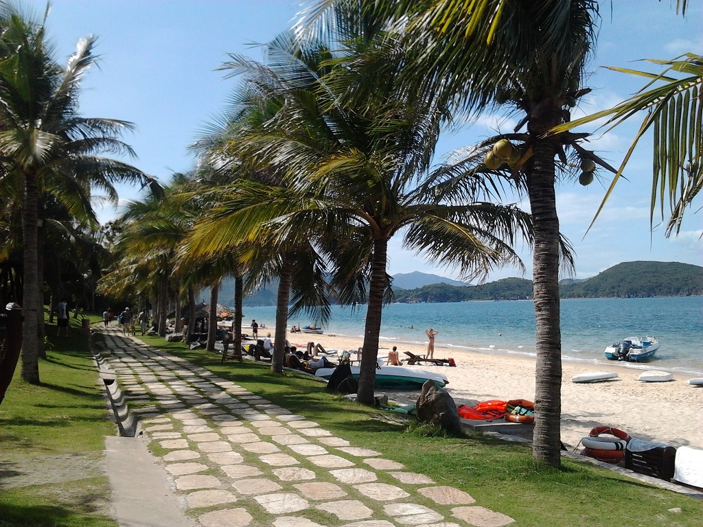 Cano neo bên bãi biển rợp bóng dừa trên đảo trong tour đi đảo Nha Trang