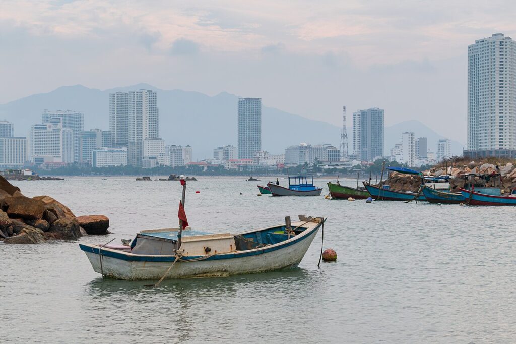Thuyền neo trên vịnh với nền thành phố biển, khởi đầu cho các tour Nha Trang