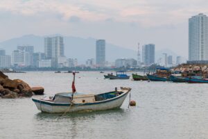 Thuyền neo trên vịnh với nền thành phố biển, khởi đầu cho các tour Nha Trang