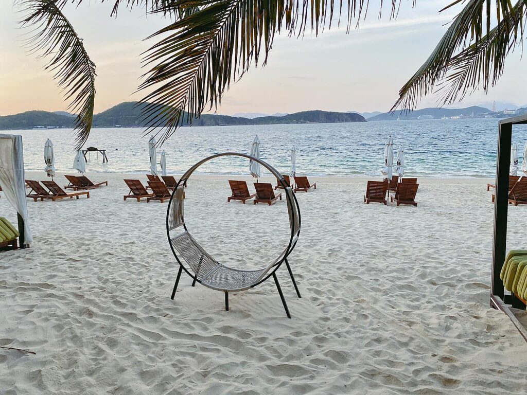 Bãi cát trắng trên đảo Hòn Tằm, một điểm dừng trong tour đảo Nha Trang