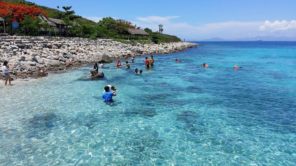 Du khách tắm biển và lặn ngắm san hô ở Hòn Mun Nha Trang