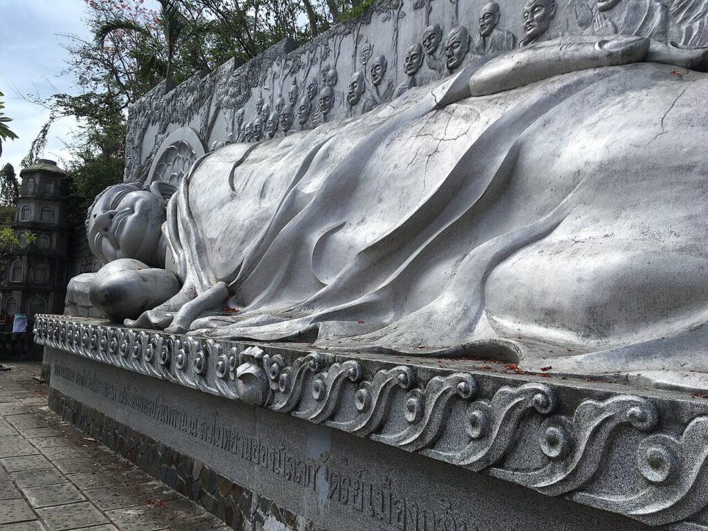 Tượng Phật nằm bằng đá trắng tại chùa Long Sơn Nha Trang