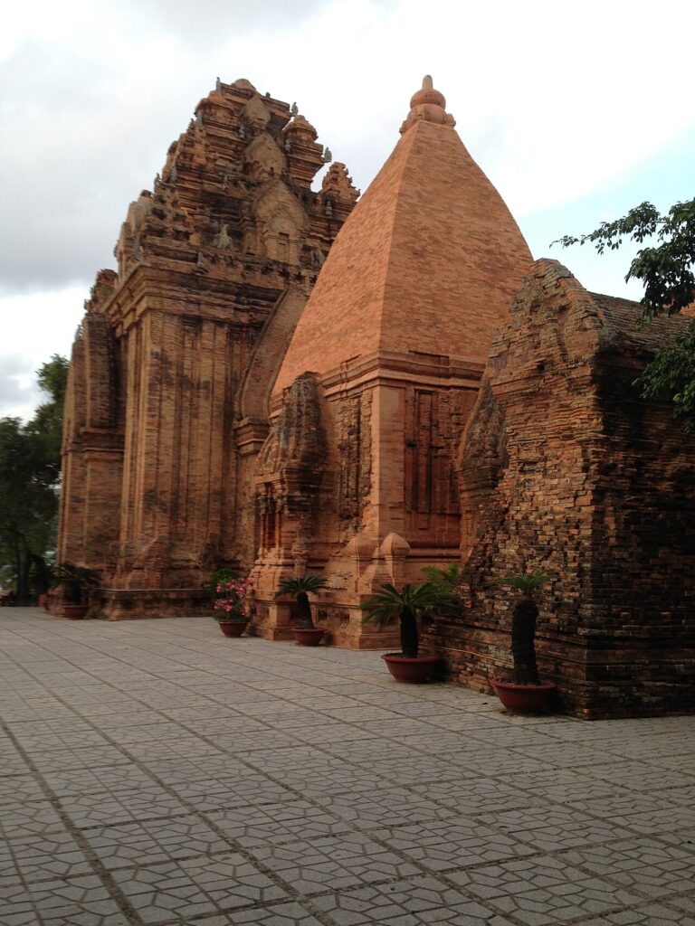 Tháp Bà Ponagar, điểm dừng quen thuộc của city tour Nha Trang