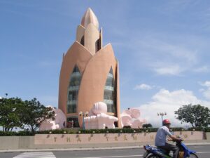 Tháp Trầm Hương bên đường Trần Phú, điểm dừng quen thuộc trong tour Nha Trang 4 ngày 3 đêm