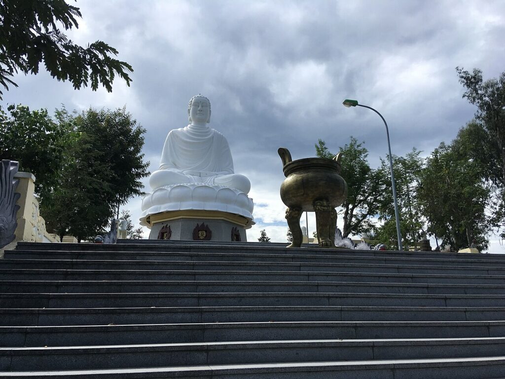 Tượng Phật trắng trên đồi chùa Long Sơn Nha Trang