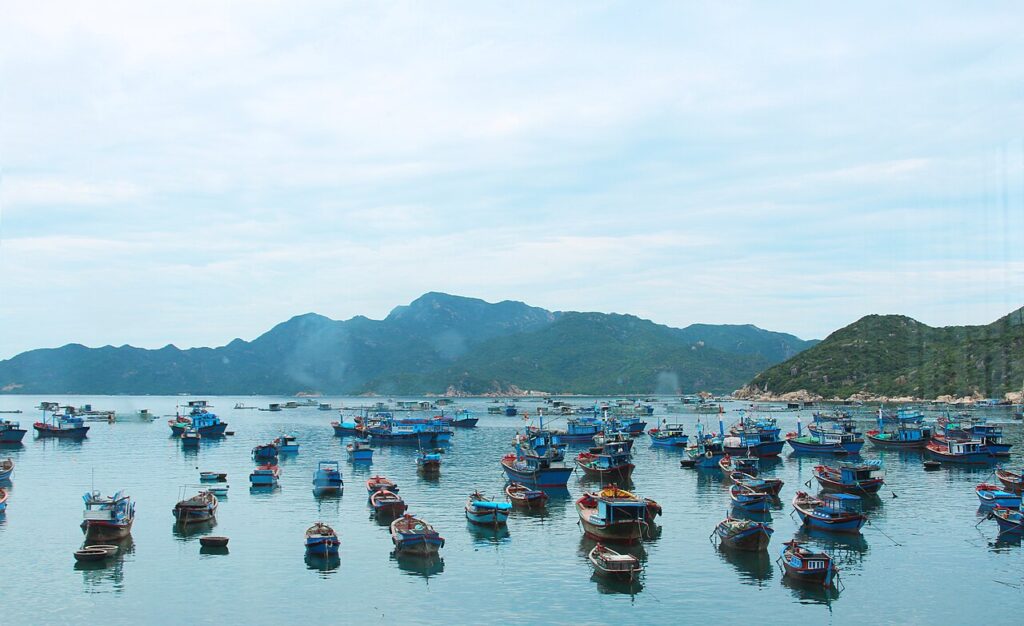 Thuyền đánh cá neo đậu yên bình ở đảo Bình Ba