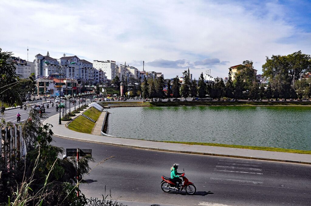 Hồ Xuân Hương Đà Lạt, nơi du khách thường ghé trước khi mua trà atiso