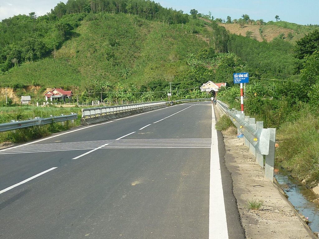 Đoạn đường qua vùng đồi núi Khánh Vĩnh trước khi vào Nha Trang