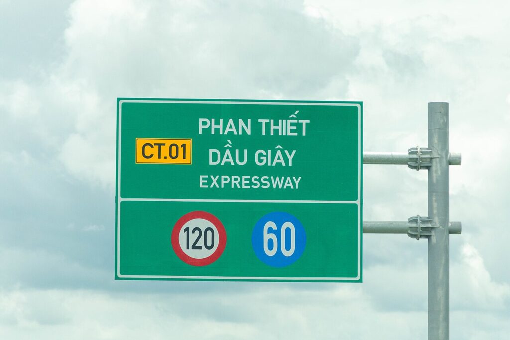 Biển báo cao tốc Phan Thiết – Dầu Giây trên đường Sài Gòn đi Nha Trang